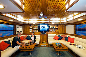 Салон кают-компании на яхте Galapagos Aggressor I Салон кают-компании на яхте Galapagos Aggressor I