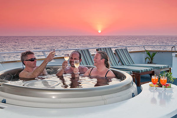 Сан-дек с ванной-джакузи на корабле Belize Aggressor III Сан-дек с ванной-джакузи на корабле Belize Aggressor-3