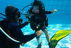 Погружение в бассеине дайв-центра. Atmosphere Resorts Погружение в бассеине дайв-центра. Atmosphere Resorts