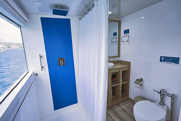 Яхта Calipso: ванная комната