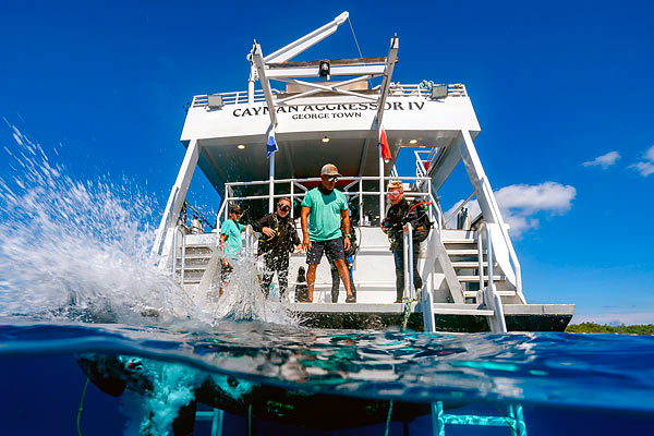 Дайв-платформа на корабле Cayman Aggressor IV Дайв-платформа на корабле Cayman Aggressor IV